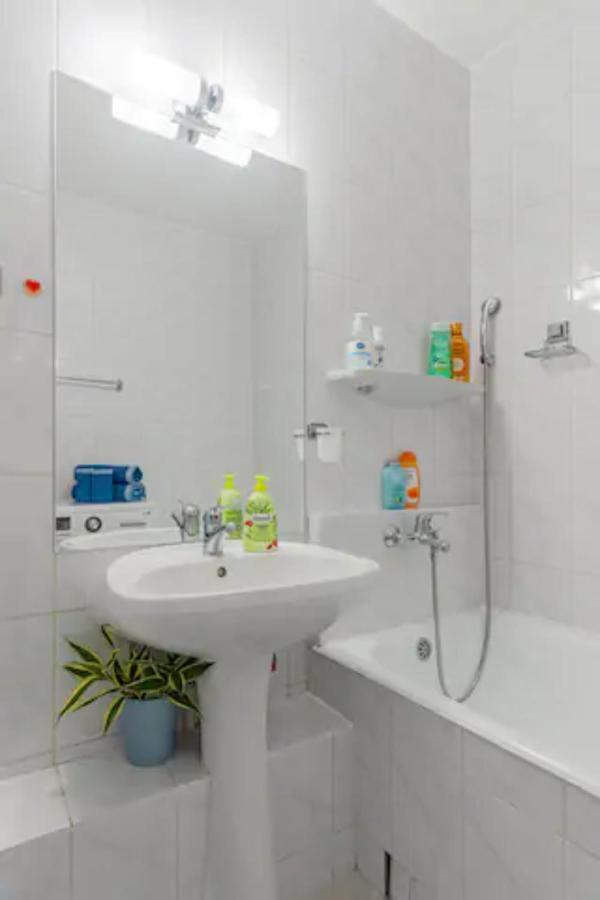 Cosy & Chic Studio Close By Victoria Square Bukarest Kültér fotó