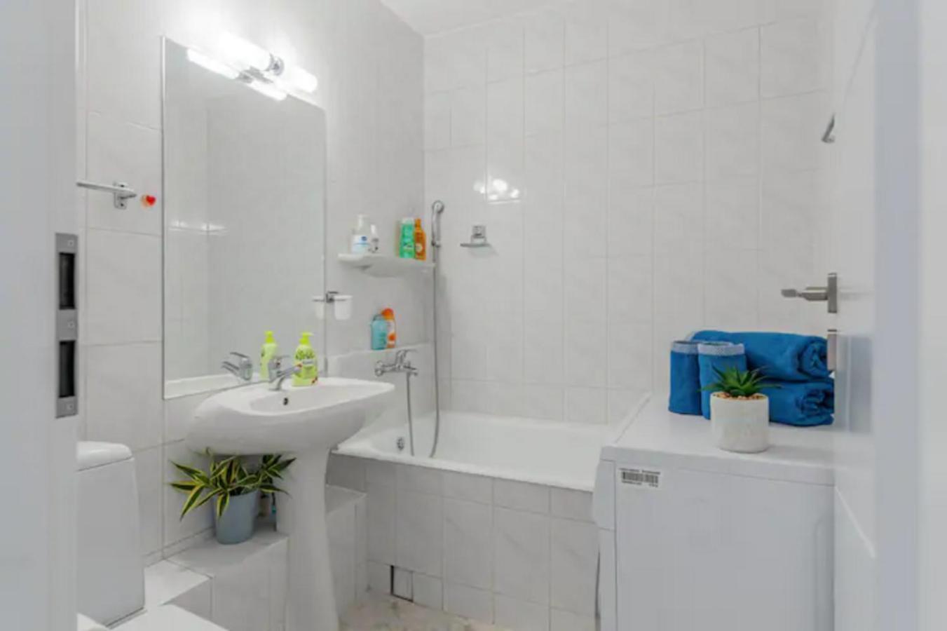 Cosy & Chic Studio Close By Victoria Square Bukarest Kültér fotó